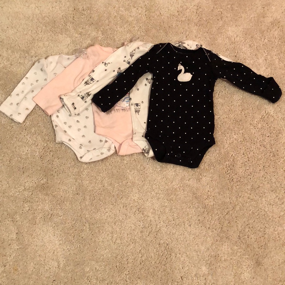 Lot of long sleeve onesies (4)